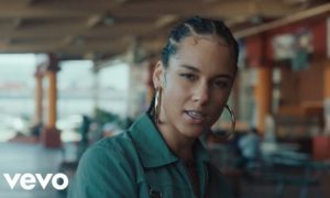 Alicia Keys mira el video del nuevo single 'Underdog'