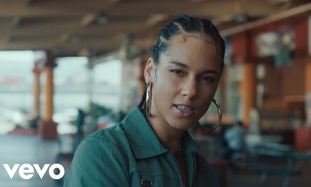 Alicia Keys mira el video del nuevo single 'Underdog'