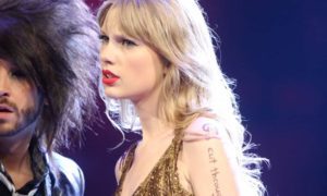 Taylor Swift durante un concierto en Francia