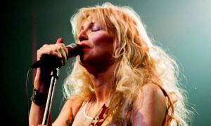 Courtney Love cantando live en 2020