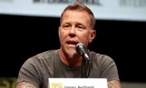 James Hetfield en rueda de prensa en 2020