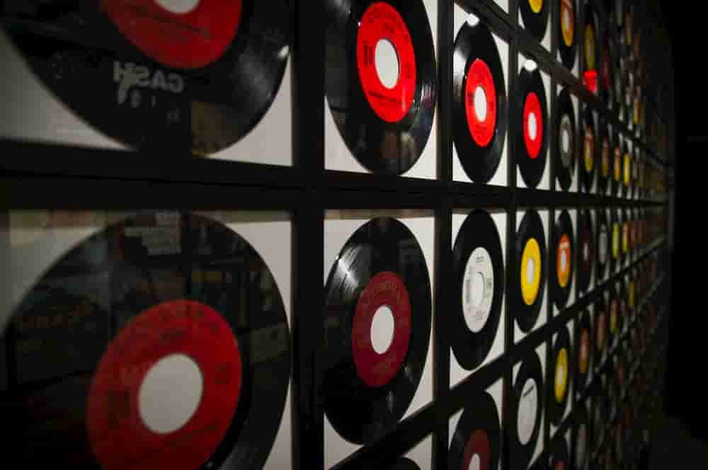 Pared hecha con discos de vinilo