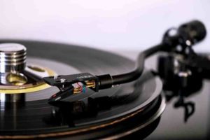 Un disco de vinilo en play