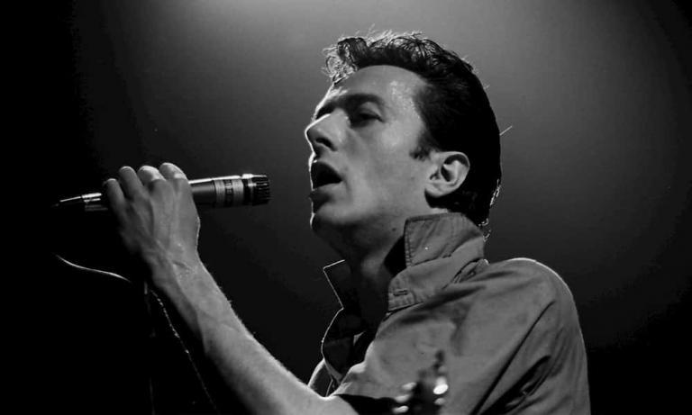 Joe Strummer en un concierto de 1977