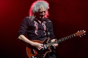Brian May tocando, Queen