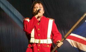 Iron Maiden con bandera inglesa