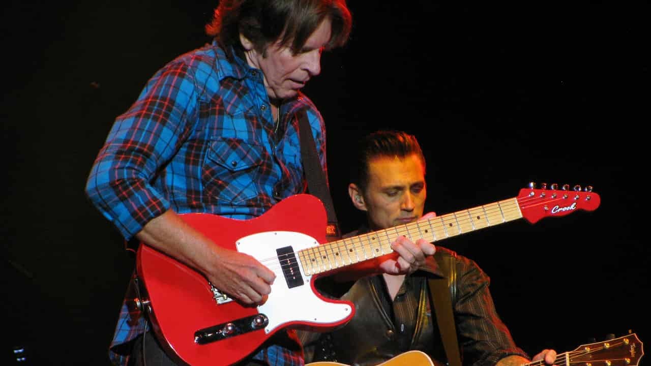 John Fogerty con fender roja
