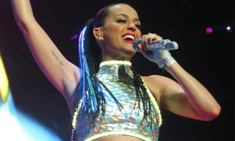 Katy Perry sonrie y canta