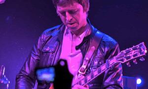 Noel Gallagher mira abajo