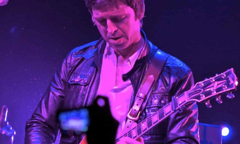 Noel Gallagher mira abajo