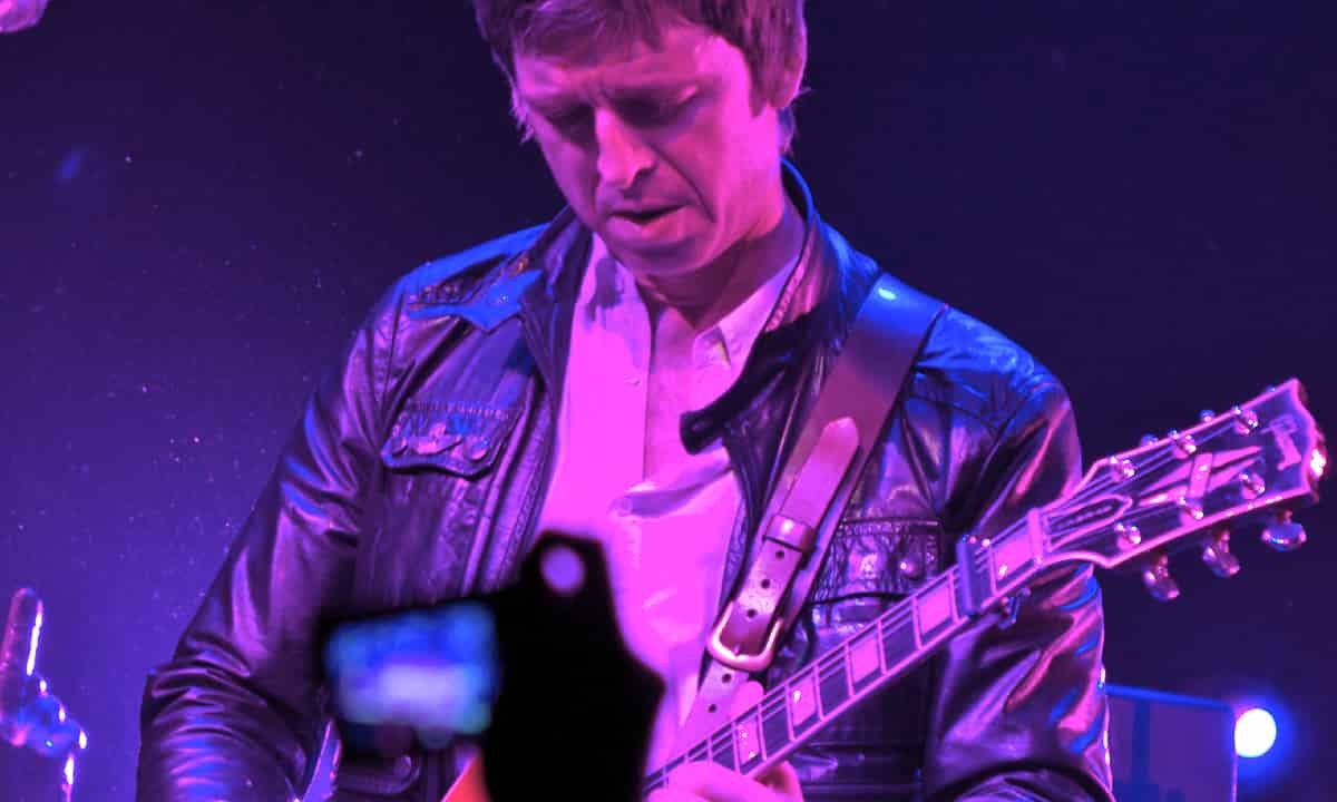 Noel Gallagher mira abajo