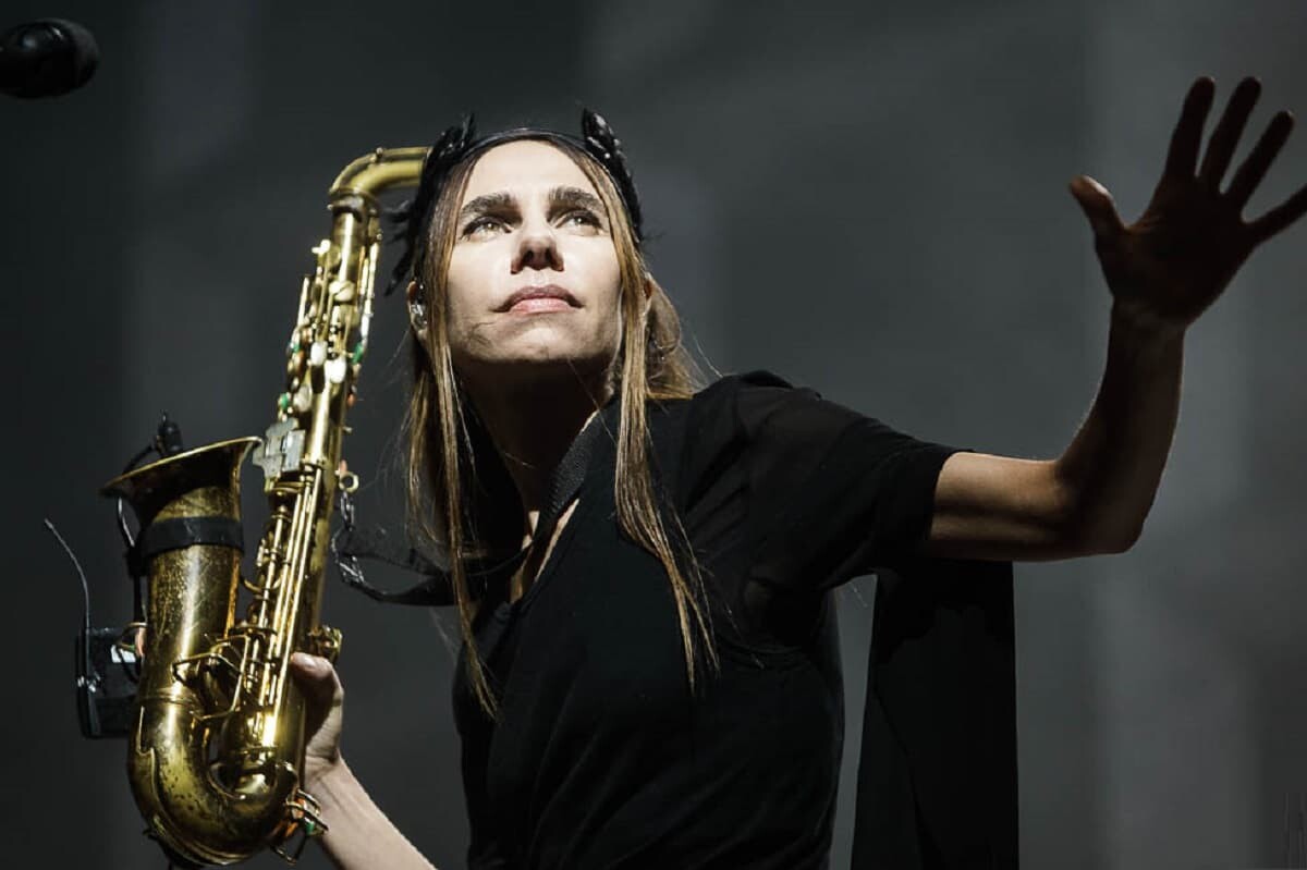 PJ Harvey con saxo