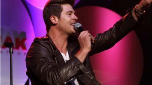 Robin Thicke canta