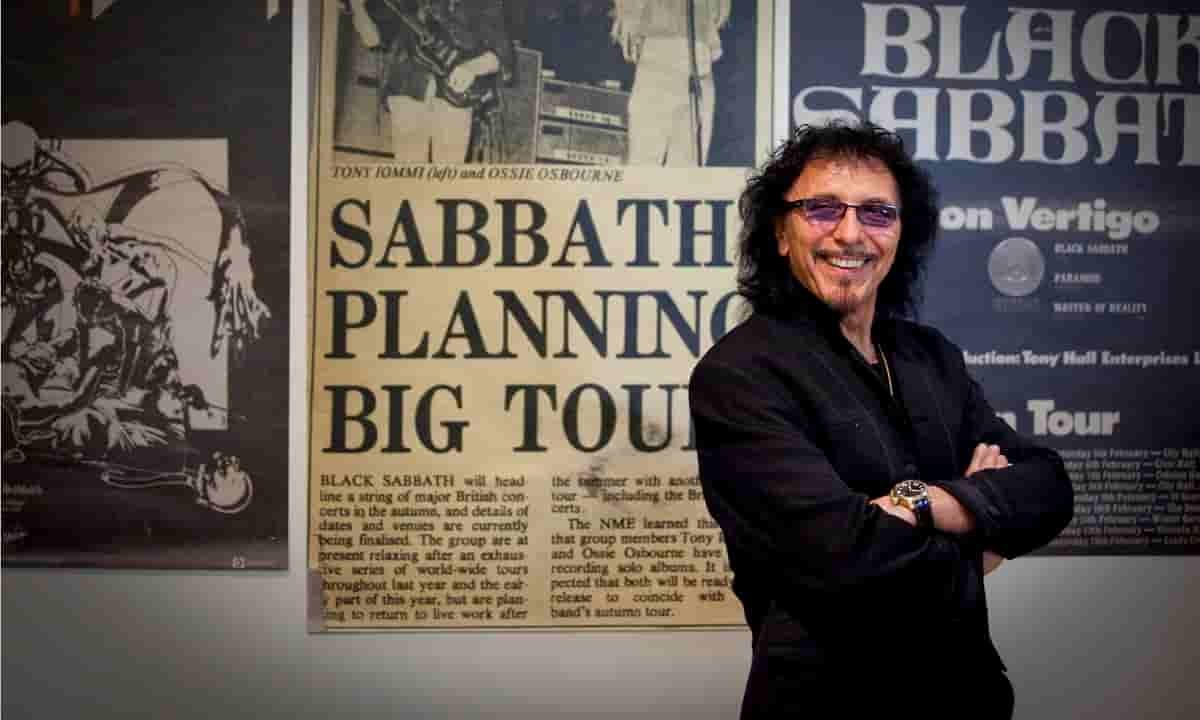 Tony Iommi con poster