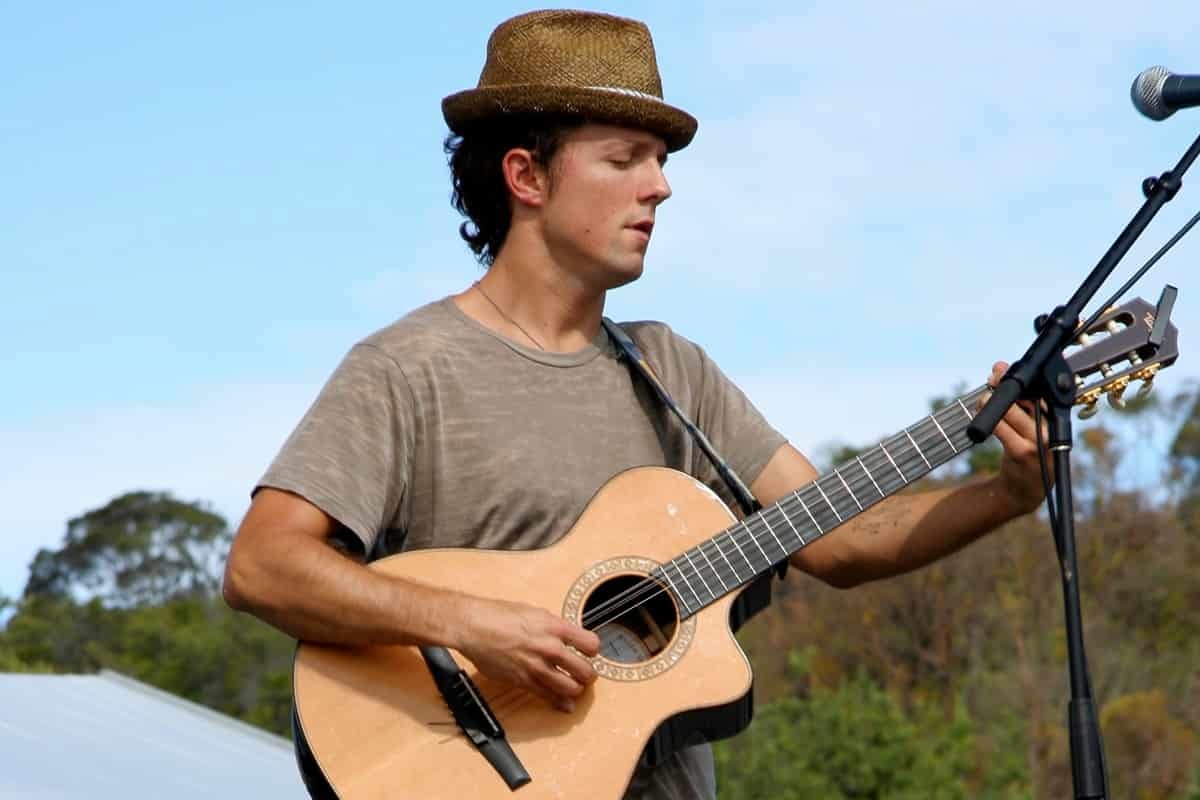 Jason Mraz tocando
