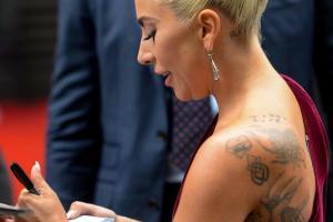 Lady Gaga firma fans