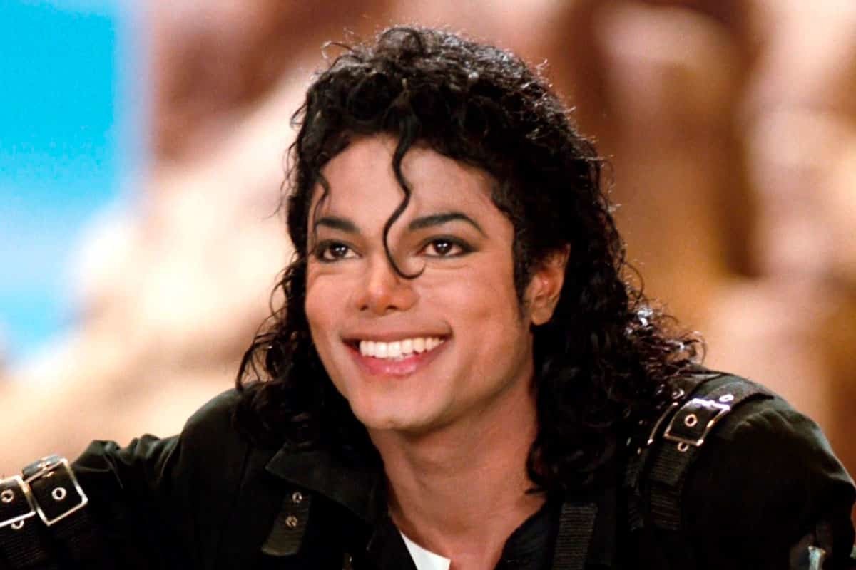 Michael Jackson sonrie joven