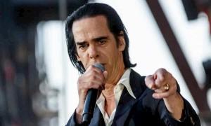 Nick Cave canta e indica