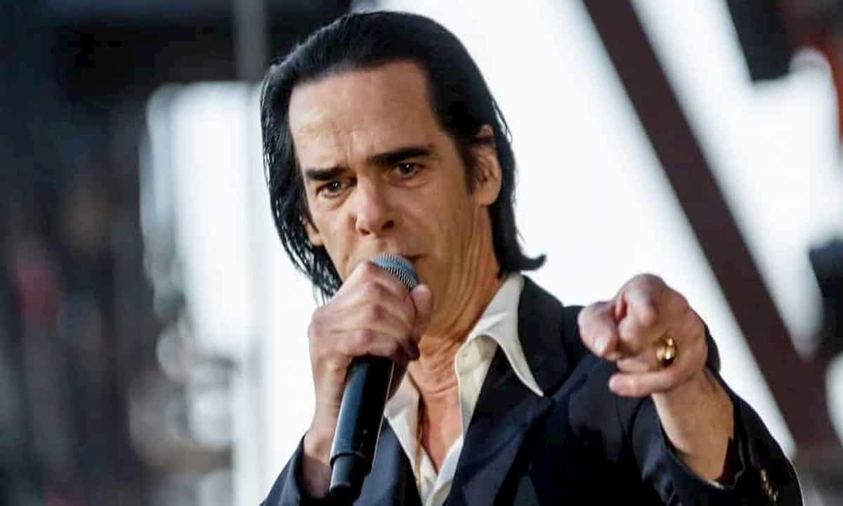 Nick Cave canta e indica