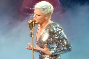 Pink canta con mic